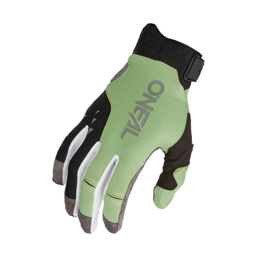 Der O'NEAL REVOLUTION Nanofront Handschuh ist ein grün-schwarzer Radsporthandschuh mit dem O'NEAL-Logo auf dem Handrücken, der mit der Handfläche nach unten und ausgestreckten Fingern gezeigt wird - ideal als MTB- oder MX-Handschuh.