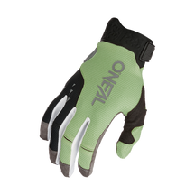 Der O'NEAL REVOLUTION Nanofront Handschuh ist ein grün-schwarzer Radsporthandschuh mit dem O'NEAL-Logo auf dem Handrücken, der mit der Handfläche nach unten und ausgestreckten Fingern gezeigt wird - ideal als MTB- oder MX-Handschuh.