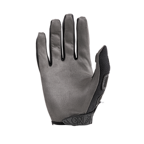 Abgebildet ist der O'NEAL MAYHEM Handschuh CRANK in grau, der speziell für die rechte Hand entwickelt wurde. Dieser strapazierfähige Handschuh verfügt über eine glatte Oberfläche auf der Handflächenseite und ein strukturiertes Material an der Seite des Daumens. Der Markenname „O'NEAL“ ist prominent auf der Handschlaufe angebracht.