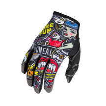 Der O'NEAL MAYHEM Handschuh CRANK ist ein schwarzer Mountainbike-Handschuh, der mit lebendigen, mehrfarbigen Designs und Grafiken verziert ist, darunter ein Frauengesicht im Comic-Stil, ein Totenkopf und verschiedene Textelemente. Er verfügt über weiße Nähte, ist langlebig und verfügt über einen Klettverschluss am Handgelenk für einen sicheren Sitz.