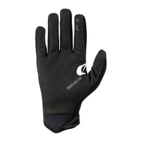 Der O'NEAL WINTER Handschuh, ein schwarzer Vollfingerhandschuh der Marke O'NEAL, ist auf dem Handrücken mit einem stilisierten Blatt und dem Wort „SINCE“ in Weiß aufgedruckt. Aus weichem und flexiblem Material gefertigt, eignet er sich ideal für Outdoor-Aktivitäten als Mountainbike-Handschuh. Am Handgelenk befindet sich ein verstellbarer Riemen, um einen sicheren Sitz zu gewährleisten.