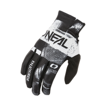 Der O'NEAL MATRIX Glove ROLLER ist ein schwarz-weißer Fahrradhandschuh mit einem modernen abstrakten Muster, dem O'NEAL-Logo auf dem Handrücken und dem Aufdruck "ENJOY THE RIDE" auf dem Zeigefinger.