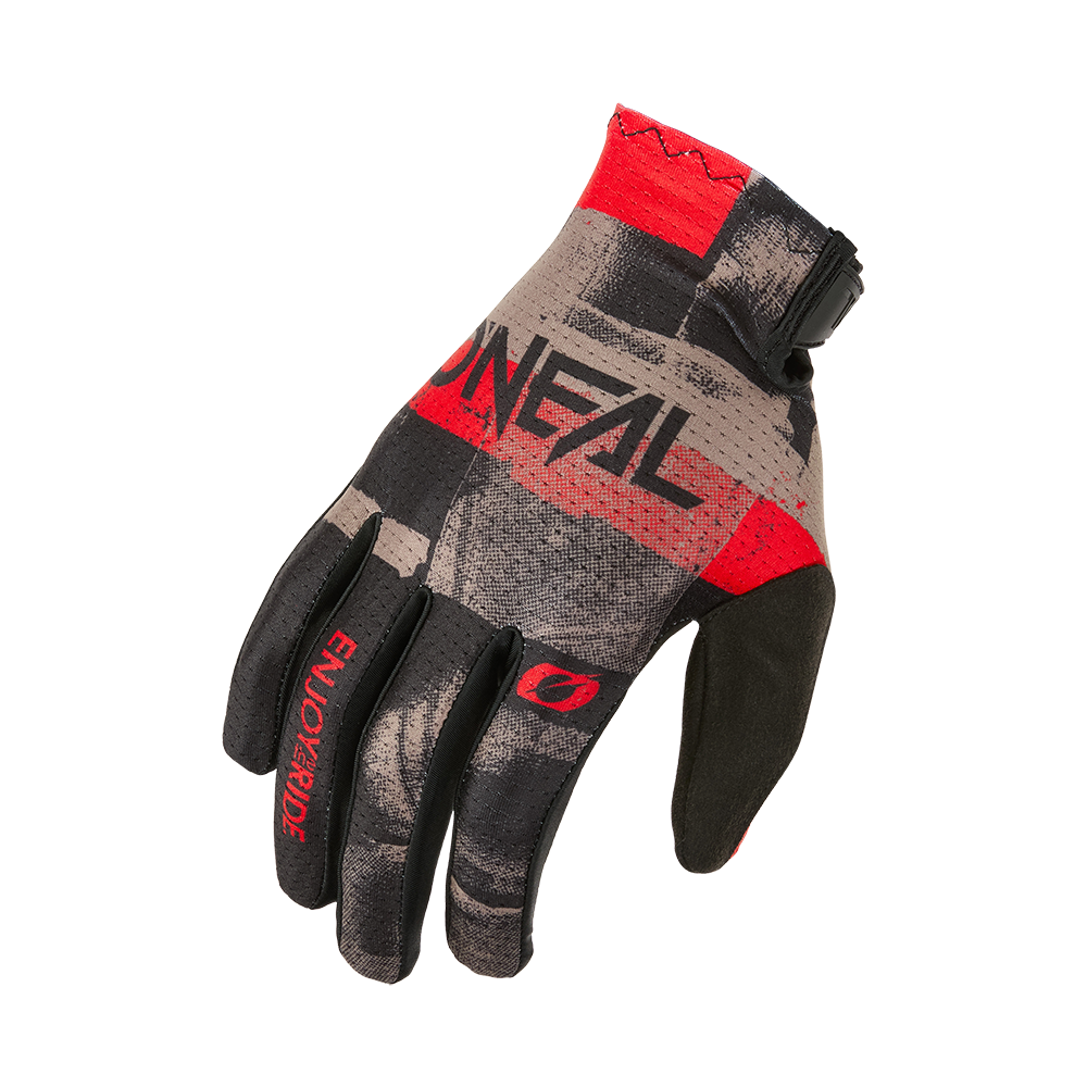 Der O'NEAL MATRIX Glove ROLLER ist ein brauner, schwarzer und roter Motocross-Handschuh mit "O'NEAL" auf dem Handrücken, "ENJOY RIDE" auf dem Zeigefinger, einem kräftigen roten Streifen und einer schwarz gepolsterten Handfläche.