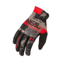 Der O'NEAL MATRIX Glove ROLLER ist ein brauner, schwarzer und roter Motocross-Handschuh mit "O'NEAL" auf dem Handrücken, "ENJOY RIDE" auf dem Zeigefinger, einem kräftigen roten Streifen und einer schwarz gepolsterten Handfläche.