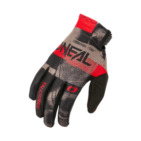 Der O'NEAL MATRIX Glove ROLLER ist ein brauner, schwarzer und roter Motocross-Handschuh mit "O'NEAL" auf dem Handrücken, "ENJOY RIDE" auf dem Zeigefinger, einem kräftigen roten Streifen und einer schwarz gepolsterten Handfläche.