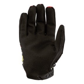 Ein schwarzer O'NEAL MATRIX Handschuh Kinder CRANK mit strukturierter Außenseite und verstärkten Fingerspitzen wird mit der Handfläche nach vorne gezeigt. Dieser Handschuh in Motorsport-Ausrüstung verfügt über einen Klettverschluss am Handgelenk zur Anpassung der Passform, wobei ein kleiner Teil seines farbenfrohen Designs an der Seite sichtbar ist.