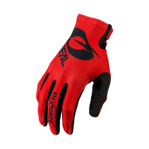 Der für die rechte Hand konzipierte O'NEAL MATRIX Handschuh STACKED besticht durch ein rotes Design mit schwarzem Daumen und Handfläche. Die Rückseite des Handschuhs ziert ein schwarzes Logo und der Schriftzug „O'NEAL“, während auf Zeige- und Mittelfinger „ENJOY THE RIDE“ aufgedruckt ist – was ihn perfekt als Motocross- oder Mountainbike-Handschuh macht.