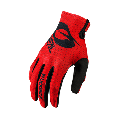 Der für die rechte Hand konzipierte O'NEAL MATRIX Handschuh STACKED besticht durch ein rotes Design mit schwarzem Daumen und Handfläche. Die Rückseite des Handschuhs ziert ein schwarzes Logo und der Schriftzug „O'NEAL“, während auf Zeige- und Mittelfinger „ENJOY THE RIDE“ aufgedruckt ist – was ihn perfekt als Motocross- oder Mountainbike-Handschuh macht.
