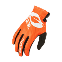 Der O'NEAL MATRIX Handschuh STACKED in Orange und Schwarz mit dem Schriftzug "O'NEAL" und "ENJOY THE RIDE" in Weiß ist aus atmungsaktivem, perforiertem Material gefertigt und verfügt über einen sicheren Verschluss am Handgelenk, der für Komfort auf jeder Fahrt sorgt.