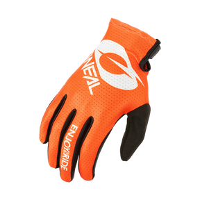 Der O'NEAL MATRIX Handschuh STACKED in Orange und Schwarz mit dem Schriftzug "O'NEAL" und "ENJOY THE RIDE" in Weiß ist aus atmungsaktivem, perforiertem Material gefertigt und verfügt über einen sicheren Verschluss am Handgelenk, der für Komfort auf jeder Fahrt sorgt.