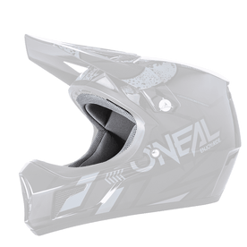 Der O'NEAL Liner & Cheek Pads SONUS Helm ist ein schwarz-grauer Fullface-Motocross-Helm mit kantigem Design, Belüftungspunkten und dem Schriftzug "O'NEAL" an der Seite.