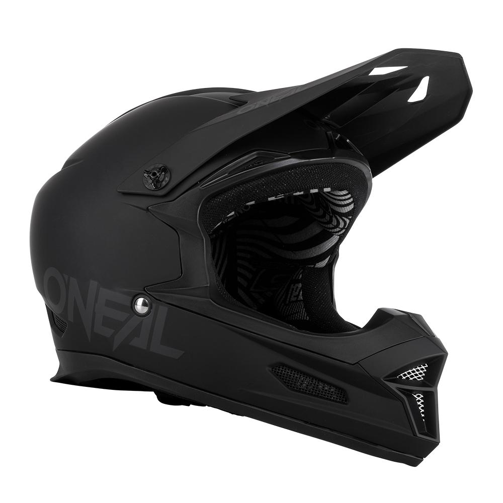 Der O'NEAL FURY Helm SOLID ist ein schwarzer Integralhelm mit Visier und ergonomischem Design. Er ist mit Belüftungsöffnungen ausgestattet und verfügt über ein elegantes, mattes Finish mit dem dezent aufgedruckten Markennamen O'NEAL auf der Seite. Das Innenfutter ist für zusätzlichen Stil und Komfort gemustert, sodass er auch ideal als Mountainbike-Helm verwendet werden kann.