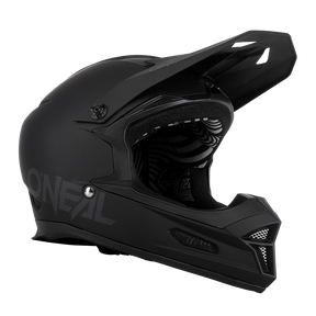 Der O'NEAL FURY Helm SOLID ist ein schwarzer Integralhelm mit Visier und ergonomischem Design. Er ist mit Belüftungsöffnungen ausgestattet und verfügt über ein elegantes, mattes Finish mit dem dezent aufgedruckten Markennamen O'NEAL auf der Seite. Das Innenfutter ist für zusätzlichen Stil und Komfort gemustert, sodass er auch ideal als Mountainbike-Helm verwendet werden kann.