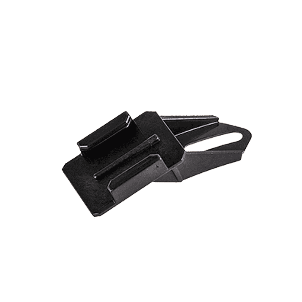 Die O'NEAL Go Pro® Halterung, ein schwarzer Metall-Gürtelclip von O'NEAL, liegt auf der Seite. Er verfügt über eine rechteckige Vorderseite mit erhöhten Kanten zum Sichern eines Gegenstands und eine Schlaufe auf der Rückseite zum Befestigen an einem Gürtel oder Riemen.