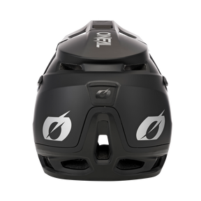 Ein schwarzer O'NEAL TRANSITION Helm SOLID wird mit Fokus auf seiner Rückseite angezeigt. Der Helm verfügt über weiße Logos auf der Rückseite, Belüftungsöffnungen und ein schlankes, aerodynamisches Design. Der schwarze Hintergrund betont die Merkmale des Helms und verleiht ihm ein modernes und stilvolles Aussehen, das Schutz gewährleistet.