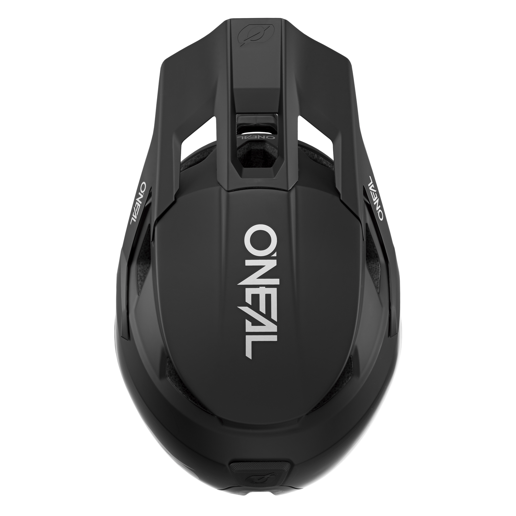Eine Draufsicht des O'NEAL TRANSITION Helm SOLID in Schwarz zeigt sein schlankes, aerodynamisches Design. Der Markenname „O'NEAL“ ist oben in weißer Schrift deutlich zu sehen. Dieser Helm verfügt über mehrere Belüftungslöcher und ein sicheres Befestigungssystem für optimalen Schutz.