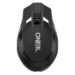 Eine Draufsicht des O'NEAL TRANSITION Helm SOLID in Schwarz zeigt sein schlankes, aerodynamisches Design. Der Markenname „O'NEAL“ ist oben in weißer Schrift deutlich zu sehen. Dieser Helm verfügt über mehrere Belüftungslöcher und ein sicheres Befestigungssystem für optimalen Schutz.