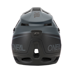 Eine Rückansicht des grau-schwarzen O'NEAL TRANSITION Helm FLASH. Der Helm verfügt über mehrere Belüftungsöffnungen und zeigt deutlich das Markenlogo „O'NEAL“ sowie ein zusätzliches Logo auf der Rückseite. Er wurde für optimalen Schutz entwickelt und verfügt über ein stromlinienförmiges, aerodynamisches Design.