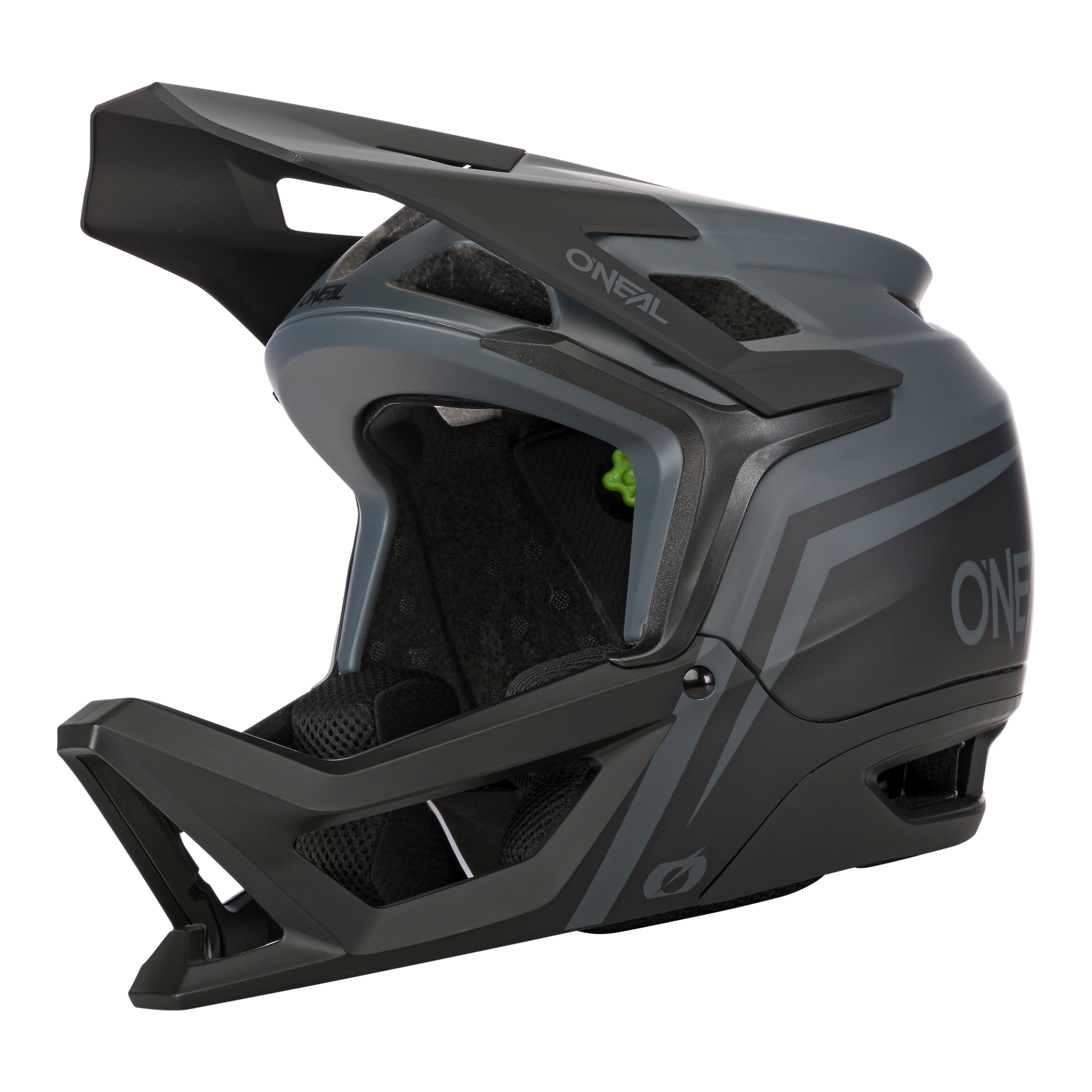 Der O'NEAL TRANSITION Helm FLASH ist ein mattschwarzer und grauer Integralhelm für Mountainbikes mit großem Visier und verbesserten Belüftungsfunktionen, der optimalen Schutz bietet. Mit der auf der Seite aufgedruckten Marke „O'NEAL“ verfügt er über ein schlankes, aerodynamisches Design, das perfekt für ernsthafte Fahrer ist.