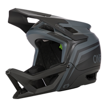 Der O'NEAL TRANSITION Helm FLASH ist ein mattschwarzer und grauer Integralhelm für Mountainbikes mit großem Visier und verbesserten Belüftungsfunktionen, der optimalen Schutz bietet. Mit der auf der Seite aufgedruckten Marke „O'NEAL“ verfügt er über ein schlankes, aerodynamisches Design, das perfekt für ernsthafte Fahrer ist.
