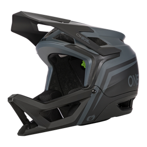 Der O'NEAL TRANSITION Helm FLASH ist ein mattschwarzer und grauer Integralhelm für Mountainbikes mit großem Visier und verbesserten Belüftungsfunktionen, der optimalen Schutz bietet. Mit der auf der Seite aufgedruckten Marke „O'NEAL“ verfügt er über ein schlankes, aerodynamisches Design, das perfekt für ernsthafte Fahrer ist.