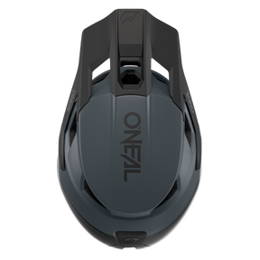 Draufsicht auf einen dunkelgrauen O'Neal Transition Helm FLASH mit schwarzem verstellbarem Visier. Das O'Neal-Logo ist oben in der Mitte gut sichtbar angebracht und bietet optimalen Schutz. Der Helm verfügt über aerodynamische Belüftungsöffnungen und schlanke Designlinien.