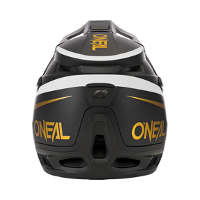 Rückansicht eines schwarzen O'NEAL TRANSITION Helms FLASH mit goldenen O'NEAL-Logos und weißen Streifendetails. Der Helm verfügt über mehrere Belüftungsöffnungen und ein stromlinienförmiges Design, das seinen aerodynamischen Look für optimalen Schutz betont.