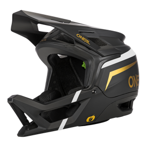 Ein schwarzer Integralhelm für Mountainbikes mit weißen und goldenen Akzenten. Der O'NEAL TRANSITION Helm FLASH mit dem Logo „O'NEAL“ verfügt über ein großes Visier, einen stabilen Kinnschutz und mehrere Belüftungsöffnungen für optimale Luftzirkulation. Die Innenpolsterung ist durch die vorderen Öffnungen sichtbar und sorgt für optimalen Schutz.