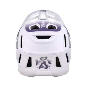 Rückansicht des weißen O'NEAL SL1 Helm TERRA Fahrradhelms mit schwarzen und lilafarbenen Akzenten, mehreren Belüftungsöffnungen und O'NEAL-Logo auf der Rückseite - die ideale Ausrüstung für optimalen Schutz beim Radfahren.