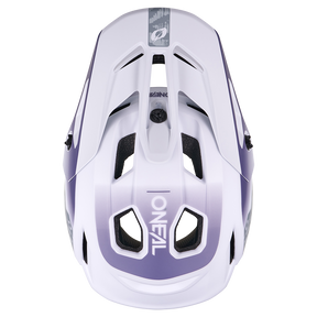 Draufsicht auf den O'NEAL SL1 Helm TERRA in Lila und Weiß, mit mehreren Belüftungsöffnungen und dem O'NEAL-Logo auf der Rückseite für optimalen Schutz und Ausrüstung.