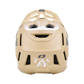 Der von hinten gesehen hellbraune O'NEAL SL1 Helm TERRA verfügt über schwarze Belüftungsöffnungen und ein zentrales Logo in der Nähe des Sockels - ein optimaler Schutz als Teil Ihrer Ausrüstung.