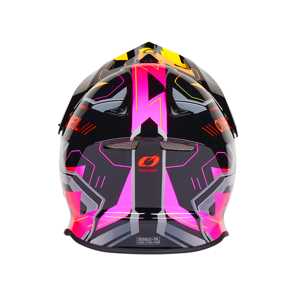 Der O'NEAL F-SRS Helm CRUX von O'NEAL zeichnet sich durch ein lebhaftes geometrisches Design in Schwarz, Pink, Gelb und Orange mit kühnen Linien, kantigen Formen und einem zentralen "ENJOY RIDE"-Logo aus, das von hinten gezeigt wird.