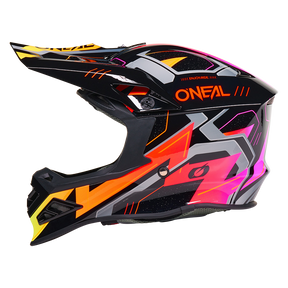 Der O'NEAL F-SRS Helm CRUX zeichnet sich durch ein lebhaftes geometrisches Design in Schwarz, Orange, Gelb, Pink und Lila mit dem O'NEAL-Logo an der Seite und einem großen Visier für den Schutz beim Outdoor-Sport aus.