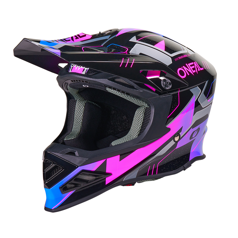 Der O'NEAL F-SRS Helm CRUX ist ein schwarz/lila Motocross-Helm mit geometrischen rosa, lila, blauen und grauen Akzenten, einem Visier, Belüftungsöffnungen und dem Aufdruck "O'NEAL" an der Seite.