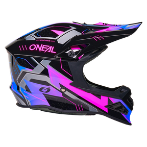 Der O'NEAL F-SRS Helmet CRUX ist ein farbenfroher Motocross-Helm mit auffälligen geometrischen Mustern in Schwarz, Grau, Blau und leuchtendem Pink, mit dem O'NEAL-Logo an der Seite und einem großen Visier.