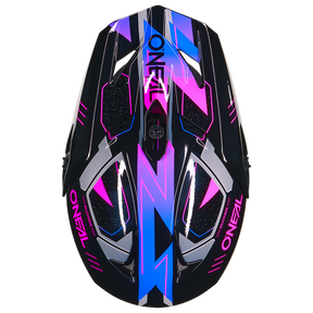 Draufsicht auf den O'NEAL F-SRS Helm CRUX: ein schwarzer Helm mit eckigen lila, rosa und blauen geometrischen Mustern, glänzendem Finish und "O'NEAL" in weiß und rosa auf beiden Seiten.
