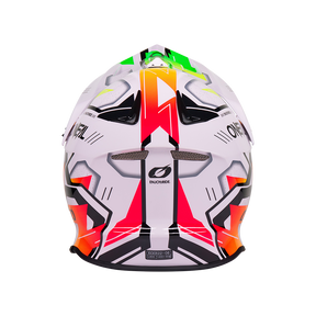 Die Vorderansicht des O'NEAL F-SRS Helmet CRUX zeigt auffällige geometrische Muster in Rot, Orange, Grün, Schwarz und Weiß, Lüftungsöffnungen und das O'NEAL-Logo in der Mitte.