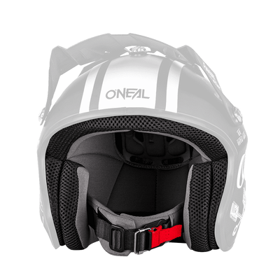Der O'NEAL Liner & Cheek Pads SLAT Helm ist ein schwarz-weißer Motorradhelm mit offener Vorderseite und gepolstertem Innenteil. Er verfügt über ein schwarzes Visier, verschiedene Markenlogos und einen roten Schnallenriemen, der unten herunterhängt. Das Gesamtdesign wirkt robust und gut belüftet.