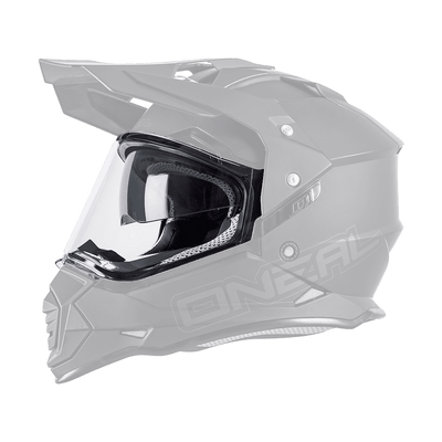 Ein moderner, mattschwarzer Motorradhelm mit kantigem Design, klarem Visier und seitlichem „O'NEAL“-Branding, ideal für Offroad- und Straßenfahrten.