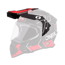 Ein O'NEAL Visor SIERRA Helm COMB in Schwarz und Rot, verziert mit einem geometrischen Design. Er verfügt über ein klares Visier, Belüftungsschlitze und einen oben angebrachten Schirm. Das Markenlogo „O'Neal“ ist prominent an der Seite angebracht.