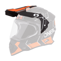 Der O'NEAL Visor SIERRA Helmet COMB von O'NEAL ist ein schwarz-orangefarbener Integralhelm für Motorradfahrer mit modernen, kantigen Designelementen. Er verfügt über ein klares Visier, Belüftungsschlitze und das „O'NEAL“-Logo an der Seite. Mit seinem aggressiven, sportlichen Erscheinungsbild ist dieser Helm ideal für den Offroad- und Motocross-Einsatz.