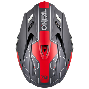 Draufsicht auf den eleganten schwarz-roten O'NEAL SIERRA RS Helm ECHO mit kantigen Belüftungsöffnungen, weißem ONEAL"-Logo auf der Oberseite, ENJOY THE RIDE" am hinteren Rand und Kompatibilität mit dem Quin Smart Safety Sensor.