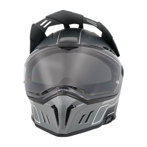 Ein mattschwarzer und grauer O'NEAL SIERRA RS Helm ECHO Integralhelm mit klarem Visier, kantigen Belüftungsöffnungen und einem markanten aerodynamischen Schirm, von vorne gesehen vor einem schlichten weißen Hintergrund.