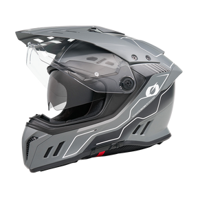 Ein Seitenprofil des O'NEAL SIERRA RS Helm ECHO Motorradhelms in Grau mit klarem Visier, schwarzer Polsterung, E.Q.R.S. System und weißen geometrischen Akzenten wird vor einem schlichten weißen Hintergrund gezeigt.