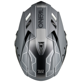 Draufsicht auf den O'NEAL SIERRA RS Helm ECHO in mattem Grau mit weißen geometrischen Akzenten und dem Aufdruck "ONEAL" sowie "ENJOY the RIDE.". Verfügt über mehrere Belüftungsöffnungen, ein aerodynamisches Design und das E.Q.R.S. System für Sicherheit.