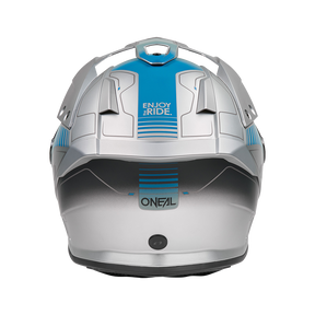 Ein silber-blauer O'NEAL SIERRA RS Helm ECHO Motorradhelm, von hinten gesehen, mit Lüftungsschlitzen, eckigen Mustern, "ENJOY THE RIDE." oben, "O'NEAL" unten. Kompatibel mit Quin Smart Safety Sensor.