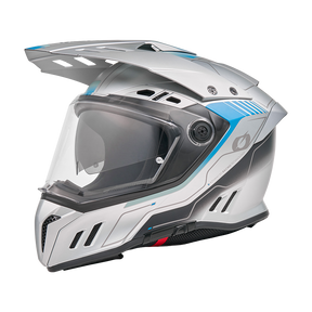 Ein silber-blauer O'NEAL SIERRA RS Helm ECHO mit klarem Visier, Quin Smart Safety Sensor, Lüftungsschlitzen und Sonnenschutzdach ist vor einem schlichten weißen Hintergrund abgebildet.