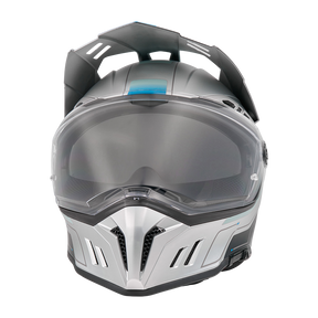 Der O'NEAL SIERRA RS Helm ECHO, ein silberner Motorradhelm von O'NEAL, verfügt über ein klares Visier, aerodynamische Belüftungsöffnungen, ein kantiges Design und den Quin Smart Safety Sensor. Fotografiert von vorne auf einem schlichten weißen Hintergrund.