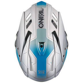 Draufsicht auf den weiß-blauen O'NEAL SIERRA RS Helm ECHO mit eckigen Lüftungsöffnungen, gekennzeichnet mit "ONEAL" und "ENJOY 2 RIDE", kompatibel mit dem Quin Smart Safety Sensor.