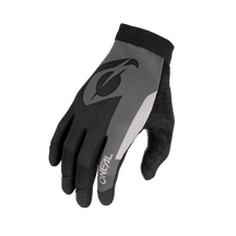 Der O'NEAL AMX Nanofront Handschuh ALTITUDE im eleganten schwarz-grauen Design ist für Outdoor-Sportarten konzipiert. Er zeichnet sich durch eine minimalistische Ästhetik mit schwarzer Handfläche, dem markanten schwarzen O'NEAL-Logo auf der Rückseite und grauen Akzenten aus. Der Handgelenkbereich ist mit einem elastischen Band für einen sicheren Sitz ausgestattet, inspiriert von der Ausrüstung des DH-Weltmeisters Greg Minnaar.